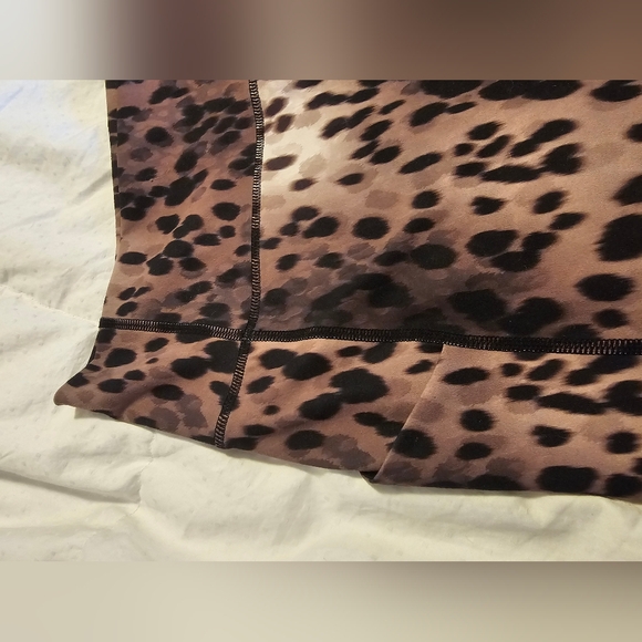 Fabletics Purelux Leopard Print Shorts with Pockets - Size 1X - Picture 6 of 6